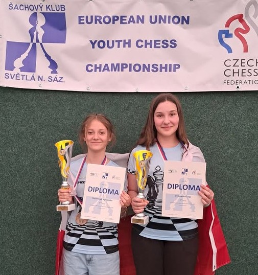 Agnieszka Ślusarczyk i Olga Dębowska zdobyły brązowe medale w Mistrzostwach Unii Europejskiej Juniorek w szachach